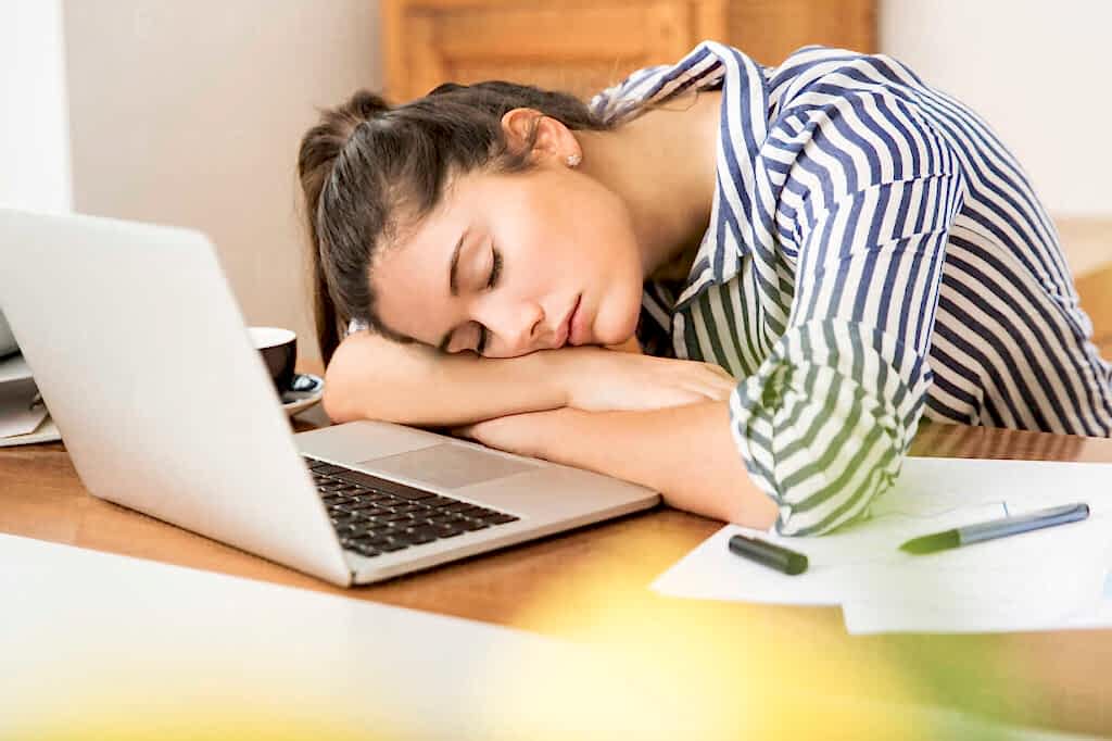 lens ile uyumak zararlı mı